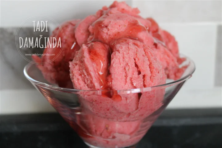 Muzlu Çilekli Şekersiz Dondurma