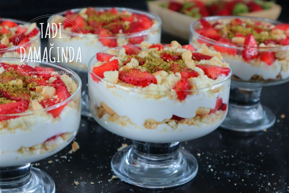 Muhteşem Kremasıyla Pişmeyen Çilekli Yaz Tatlısı