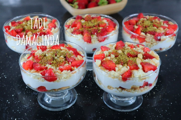 Muhteşem Kremasıyla Pişmeyen Çilekli Yaz Tatlısı