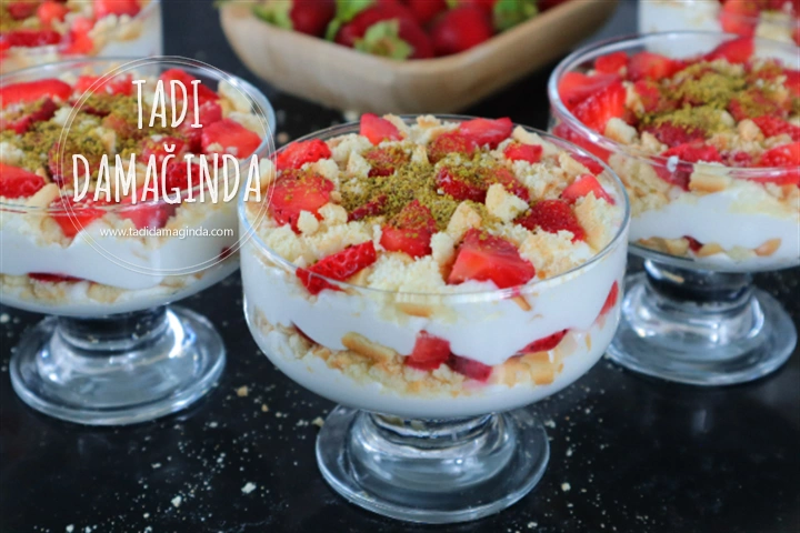 Muhteşem Kremasıyla Pişmeyen Çilekli Yaz Tatlısı