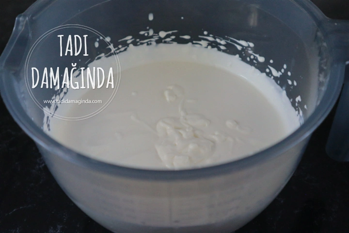 Muhteşem Kremasıyla Pişmeyen Çilekli Yaz Tatlısı