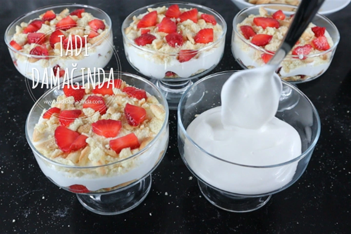 Muhteşem Kremasıyla Pişmeyen Çilekli Yaz Tatlısı