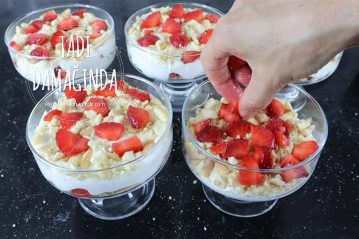 Muhteşem Kremasıyla Pişmeyen Çilekli Yaz Tatlısı