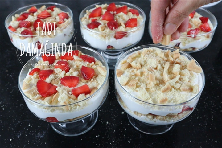 Muhteşem Kremasıyla Pişmeyen Çilekli Yaz Tatlısı