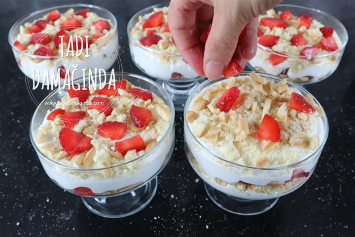 Muhteşem Kremasıyla Pişmeyen Çilekli Yaz Tatlısı