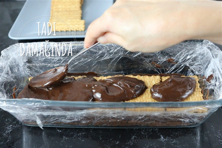 3 Malzemeli Gofret Görünümlü Bisküvi Pastası