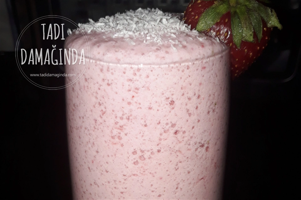 Milkshake Tadında Çilekli Süt
