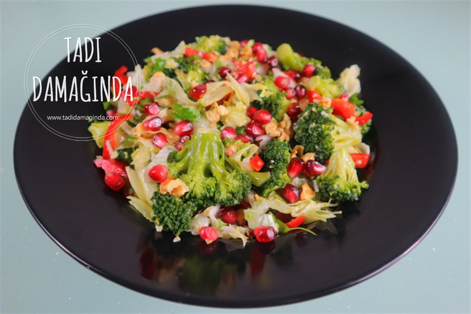 Narlı Brokoli Salatası