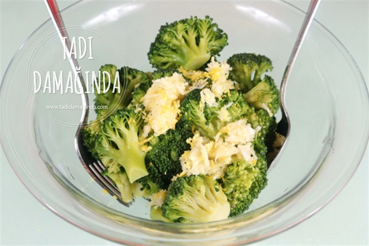 Narlı Brokoli Salatası