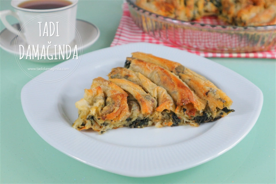 El Açması Tadında Ispanaklı Börek