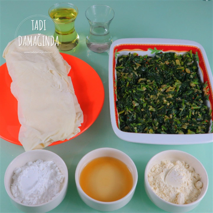 El Açması Tadında Ispanaklı Börek