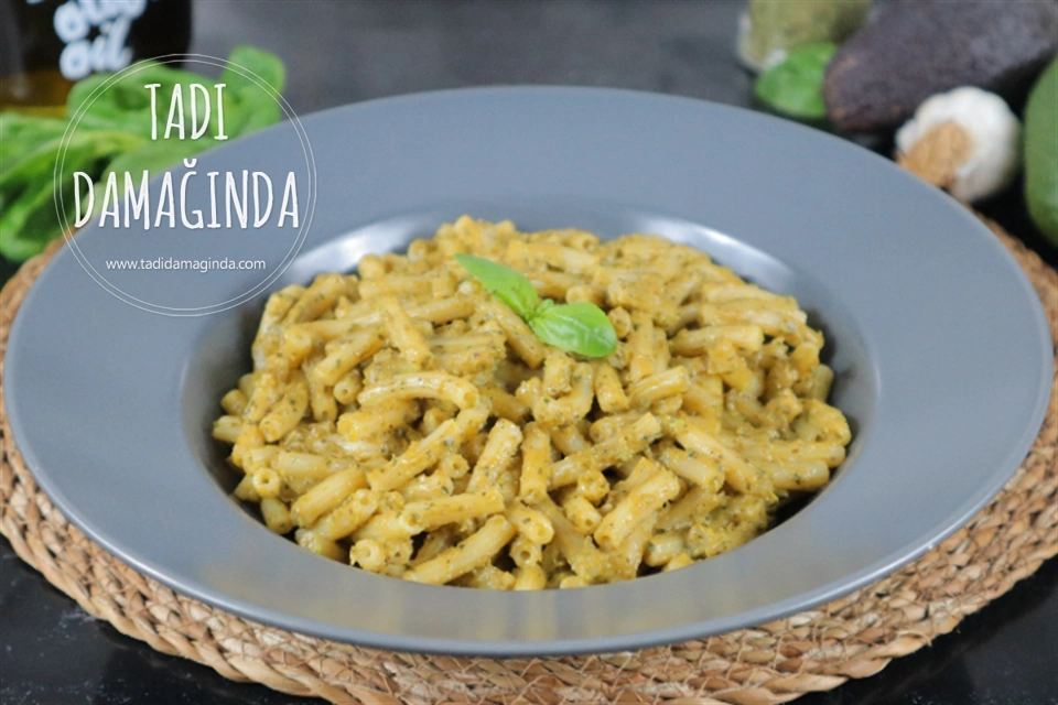 Fesleğenli Naneli Avokado Soslu Makarna