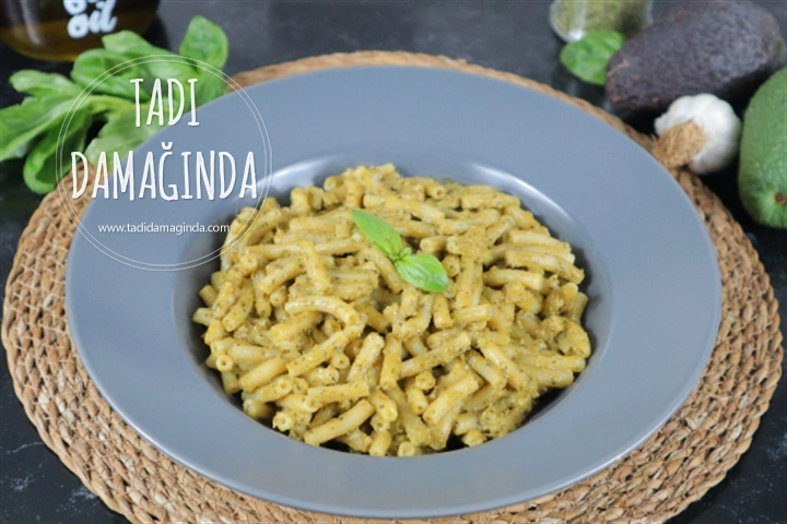 Fesleğenli Naneli Avokado Soslu Makarna