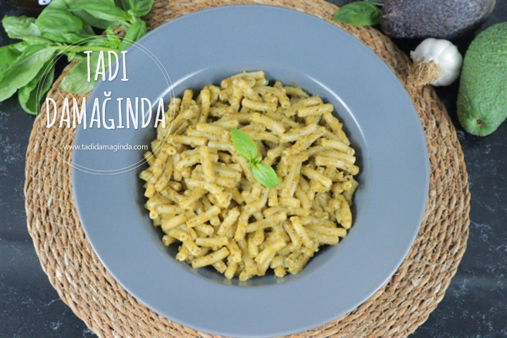 Fesleğenli Naneli Avokado Soslu Makarna