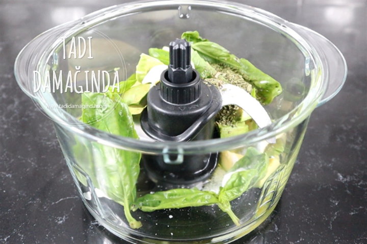 Fesleğenli Naneli Avokado Soslu Makarna