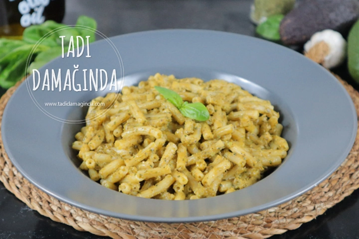Fesleğenli Naneli Avokado Soslu Makarna