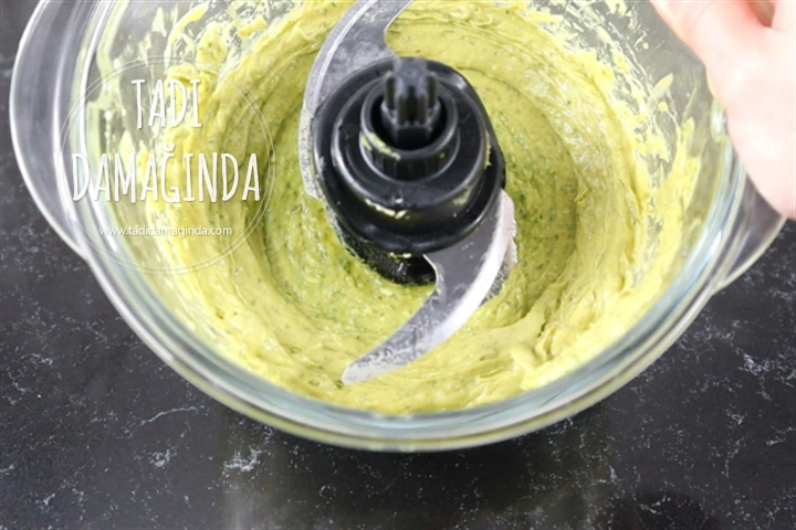 Fesleğenli Naneli Avokado Soslu Makarna