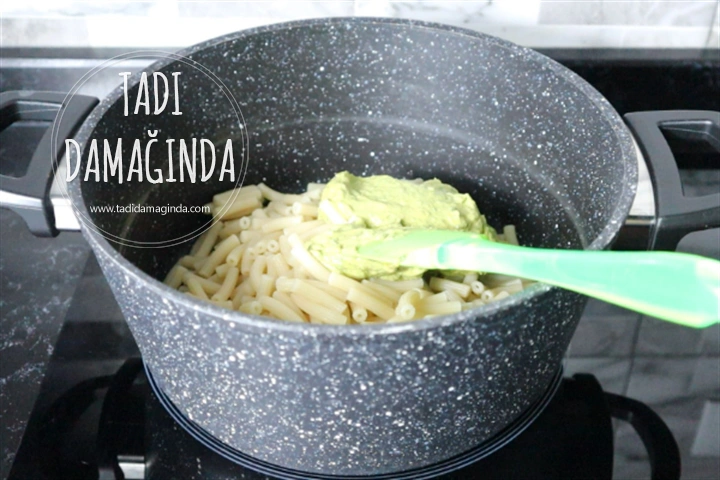 Fesleğenli Naneli Avokado Soslu Makarna