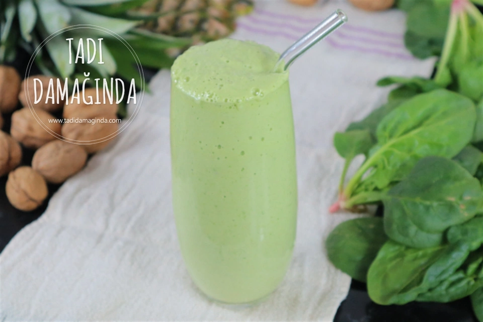Kefirli Ananaslı Avokado Smoothie