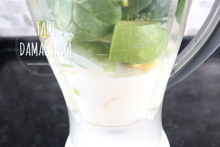 Kefirli Ananaslı Avokado Smoothie