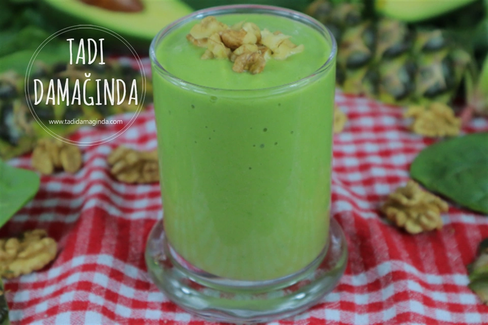 Ananaslı Avokadolu Vegan Smoothie