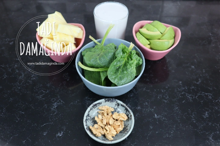 Ananaslı Avokadolu Vegan Smoothie