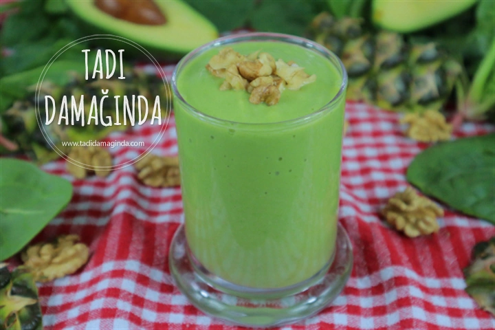 Ananaslı Avokadolu Vegan Smoothie