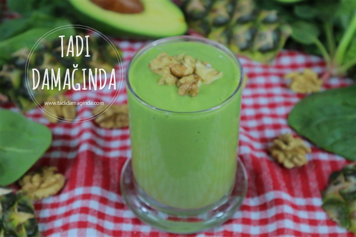 Ananaslı Avokadolu Vegan Smoothie