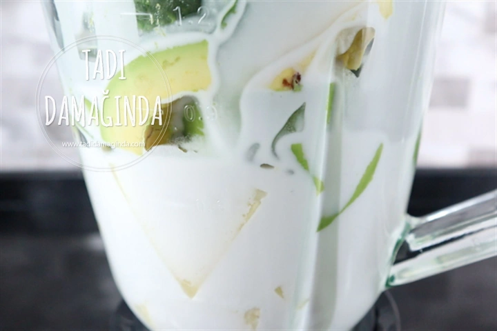 Ananaslı Avokadolu Vegan Smoothie