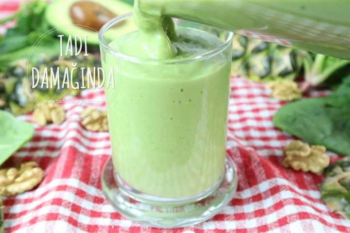 Ananaslı Avokadolu Vegan Smoothie