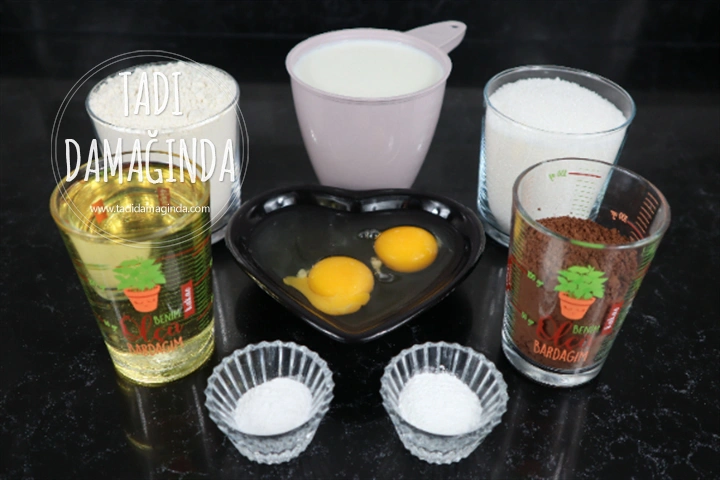 9 Dakikada Mikrodalgada Enfes Soslu Kek