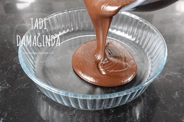 9 Dakikada Mikrodalgada Enfes Soslu Kek