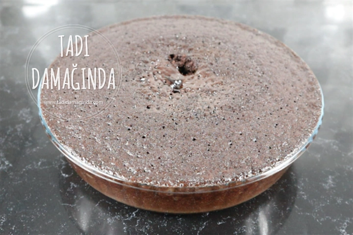 9 Dakikada Mikrodalgada Enfes Soslu Kek