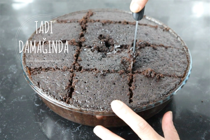 9 Dakikada Mikrodalgada Enfes Soslu Kek