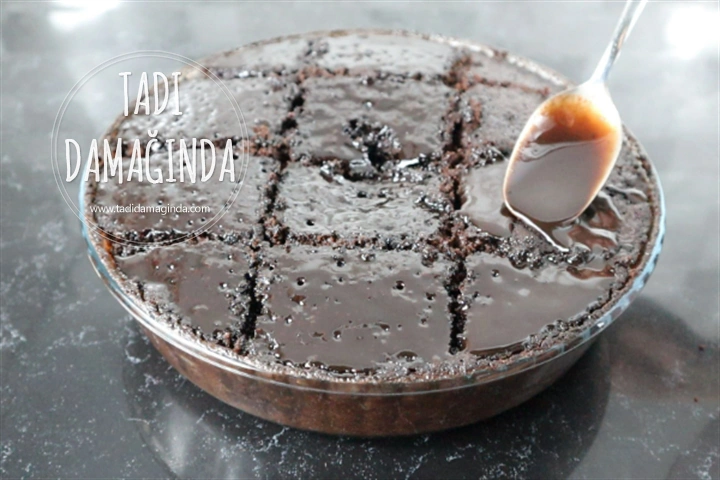 9 Dakikada Mikrodalgada Enfes Soslu Kek