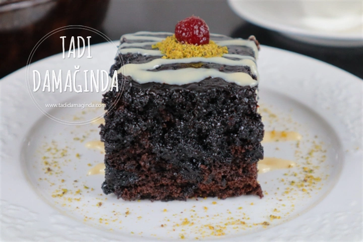 9 Dakikada Mikrodalgada Enfes Soslu Kek