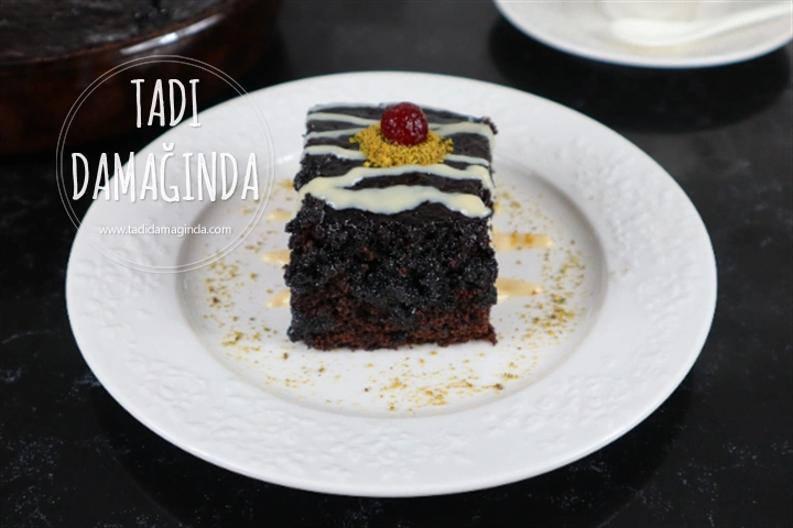 9 Dakikada Mikrodalgada Enfes Soslu Kek