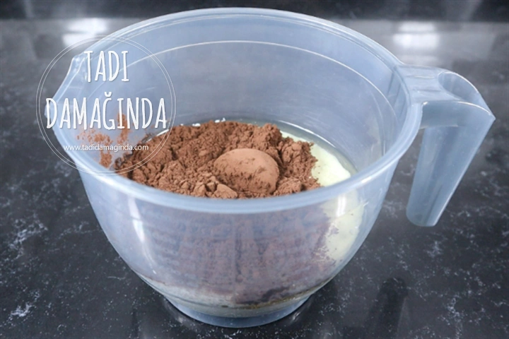 9 Dakikada Mikrodalgada Enfes Soslu Kek