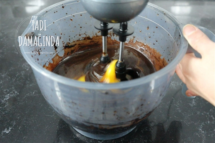 9 Dakikada Mikrodalgada Enfes Soslu Kek