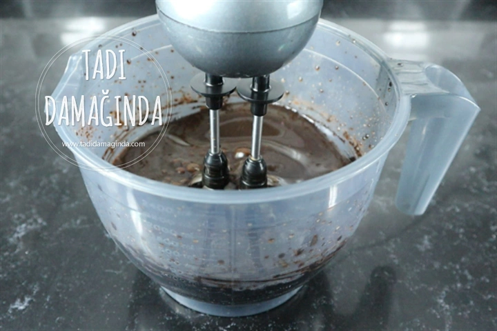 9 Dakikada Mikrodalgada Enfes Soslu Kek