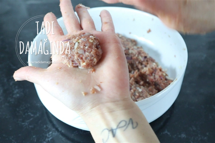 Fırında Köfteli Soslu Brüksel Lahanası