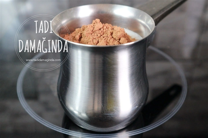 Vegan Sütlü Kakaolu Keçiboynuzlu İçecek