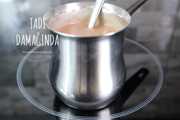 Vegan Sütlü Kakaolu Keçiboynuzlu İçecek