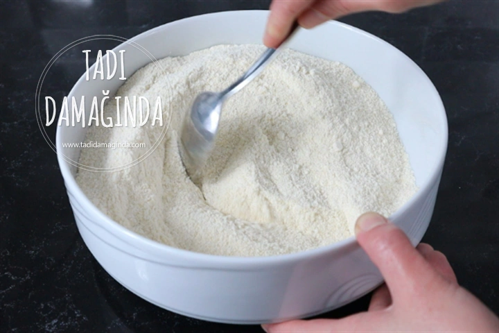 Hamursuz İrmikli Elmalı Pasta