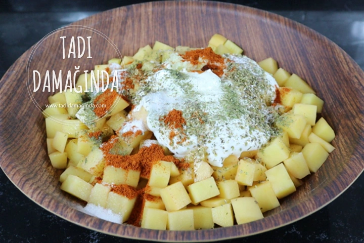 Fırında Yoğurt Soslu Patates