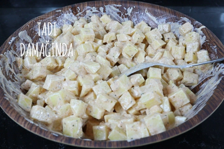 Fırında Yoğurt Soslu Patates