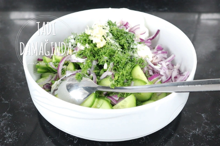 Soğanlı Yoğurtlu Salatalık Mezesi
