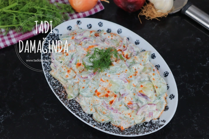 Soğanlı Yoğurtlu Salatalık Mezesi
