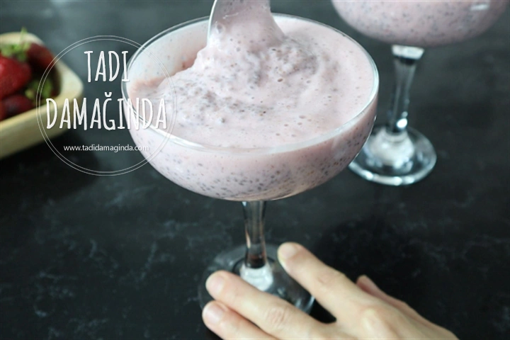 Şekersiz Çilekli Chia Puding