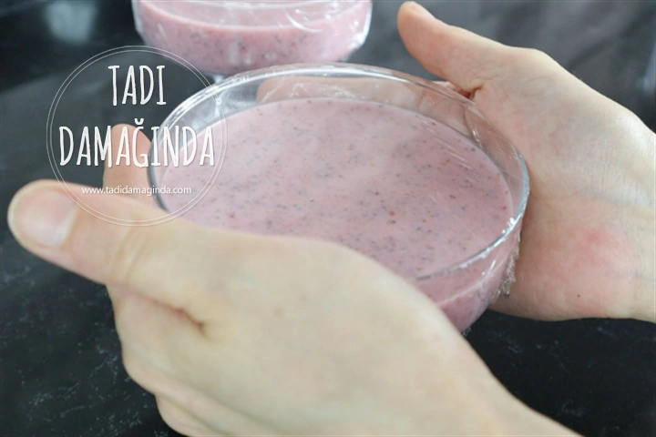 Laktozsuz Kazeinsiz Çilekli Chia Puding